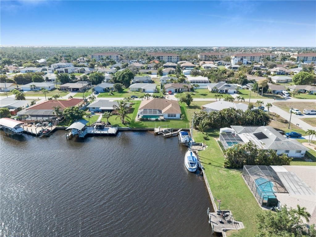 Image 9 of property listing at 2041 SE 16th ST, Cape Coral, FL 33990