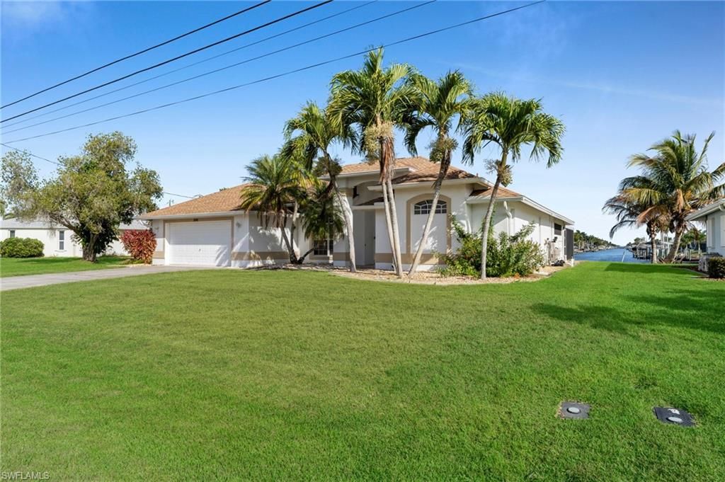 Image 5 of property listing at 2041 SE 16th ST, Cape Coral, FL 33990
