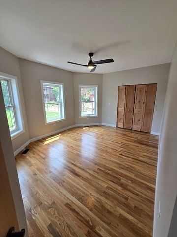 327 Lincoln Avenue, Woodstock, IL 60098
