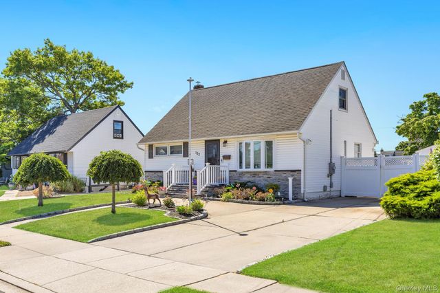 122 Lambert Avenue, Farmingdale, NY 11735
