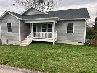 216 THOMPSON ST, Staunton, VA 24401
