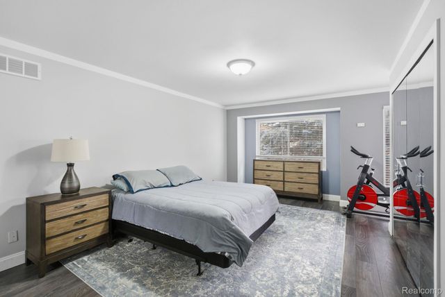 22227 E 11 Mile, St. Clair Shores, MI 48081