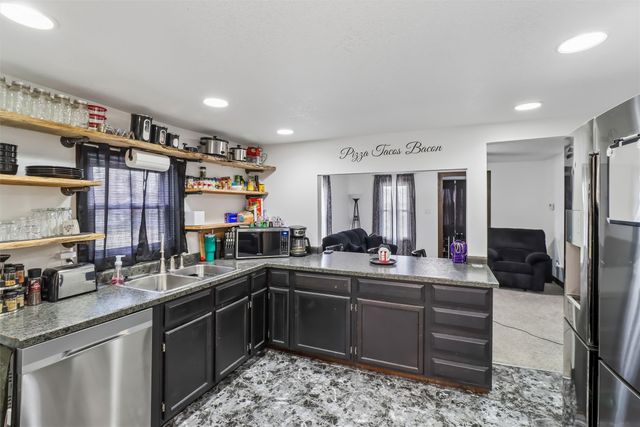 2407 E 39th Court, Des Moines, IA 50317