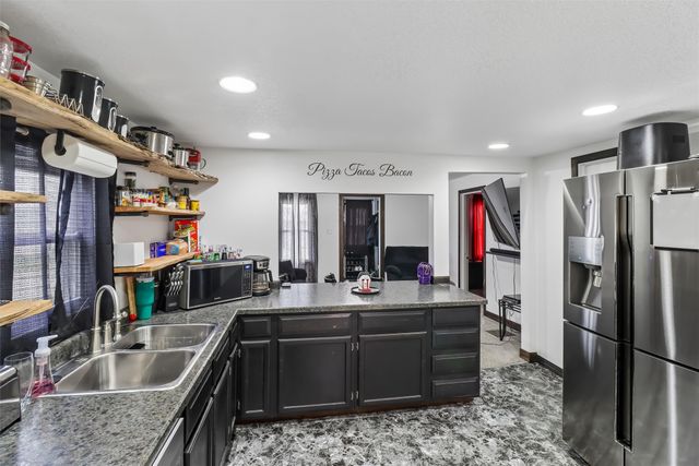 2407 E 39th Court, Des Moines, IA 50317