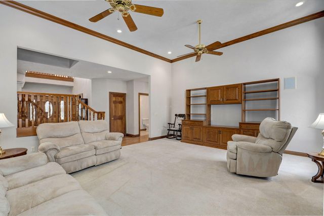 4810 N Red Hawk Circle, Springfield, MO 65803