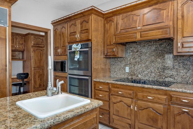 4810 N Red Hawk Circle, Springfield, MO 65803