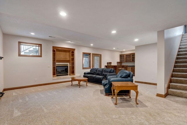 4810 N Red Hawk Circle, Springfield, MO 65803