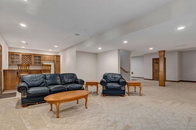 4810 N Red Hawk Circle, Springfield, MO 65803