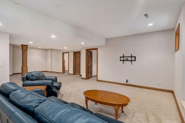 4810 N Red Hawk Circle, Springfield, MO 65803