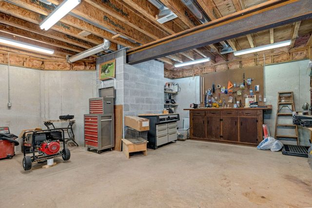 4810 N Red Hawk Circle, Springfield, MO 65803