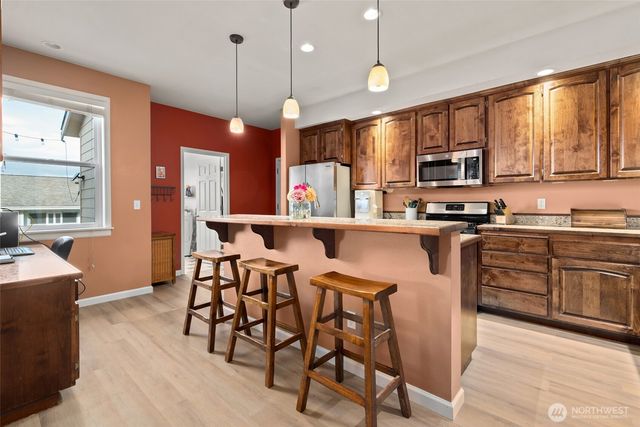 2140 SW Vista Park Drive, Oak Harbor, WA 98277
