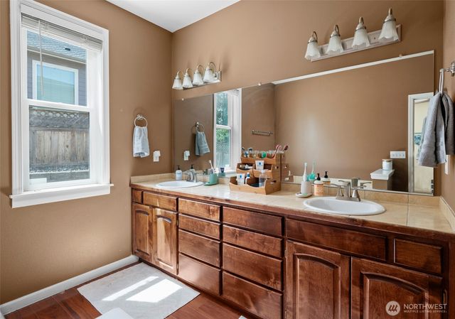 2140 SW Vista Park Drive, Oak Harbor, WA 98277