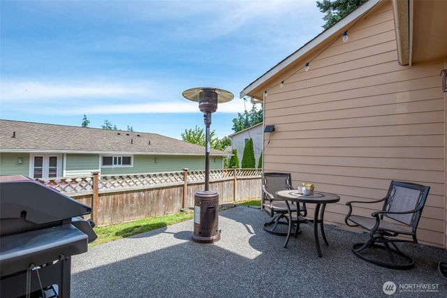 2140 SW Vista Park Drive, Oak Harbor, WA 98277