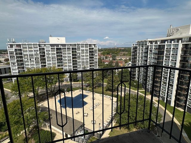 8809 W Golf Road 11F, Niles, IL 60714