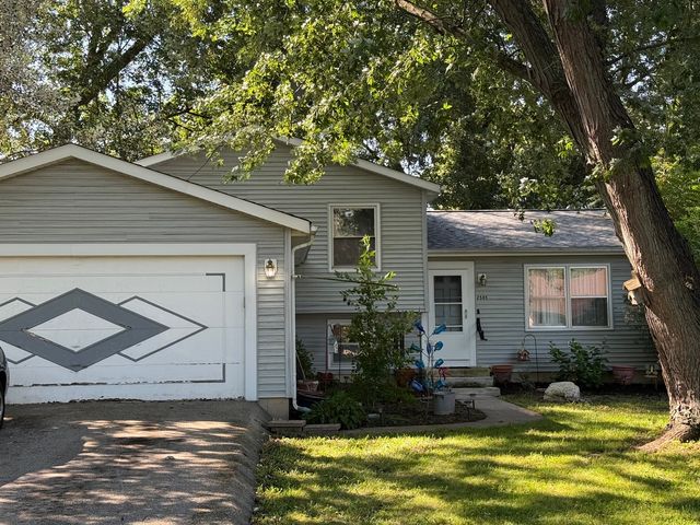 2505 Magnolia Lane, Lindenhurst, IL 60046