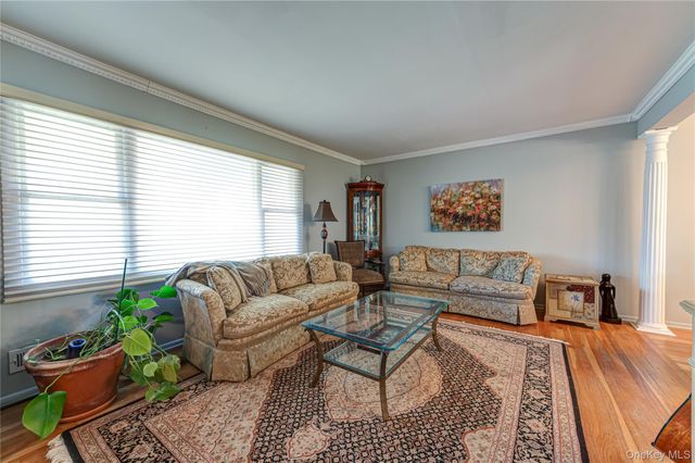 20 Evon Drive SW, Syosset, NY 11791
