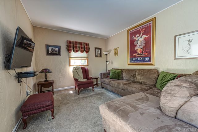 20 Evon Drive SW, Syosset, NY 11791