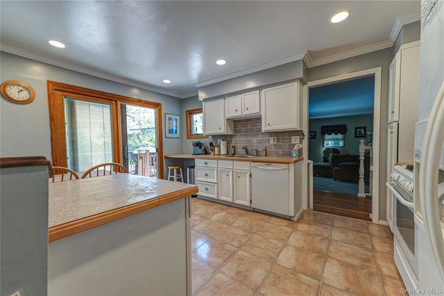 20 Evon Drive SW, Syosset, NY 11791