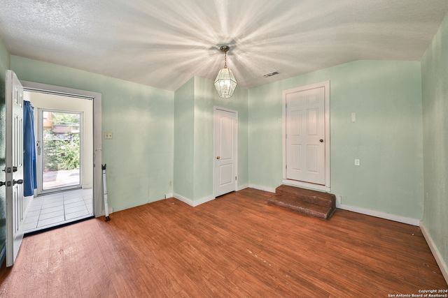 406 Gardina, San Antonio, TX 78201