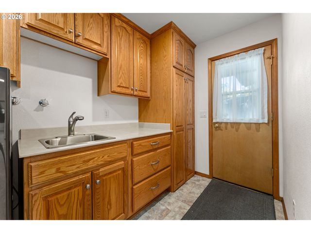 11990 ARTLIN Rd, Grants Pass, OR 97526