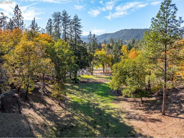11990 ARTLIN Rd, Grants Pass, OR 97526