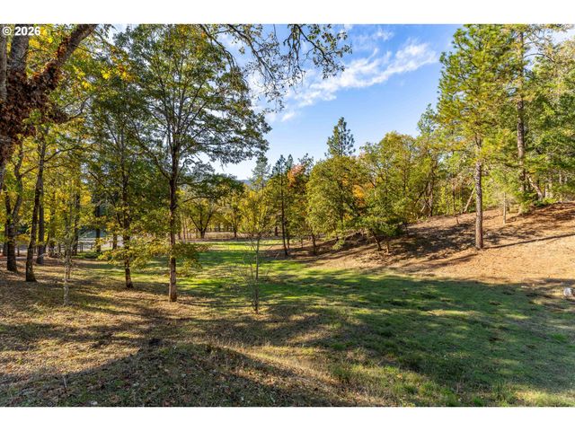 11990 ARTLIN Rd, Grants Pass, OR 97526
