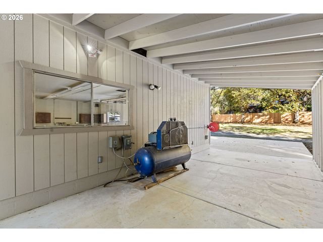 11990 ARTLIN Rd, Grants Pass, OR 97526