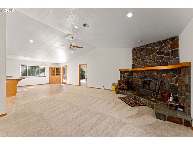11990 ARTLIN Rd, Grants Pass, OR 97526