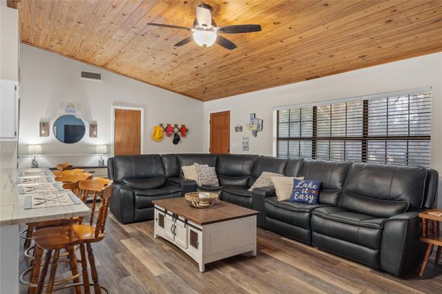 322 Parkside Drive, Zavalla, TX 75980