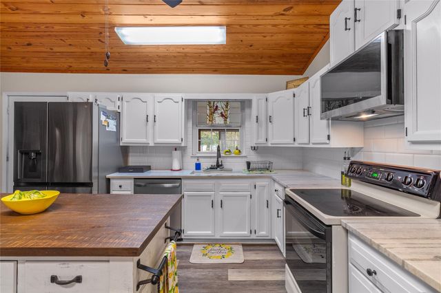 322 Parkside Drive, Zavalla, TX 75980