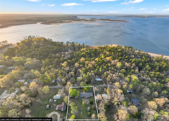 322 Parkside Drive, Zavalla, TX 75980