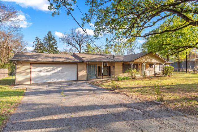 322 Parkside Drive, Zavalla, TX 75980