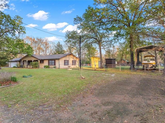 322 Parkside Drive, Zavalla, TX 75980