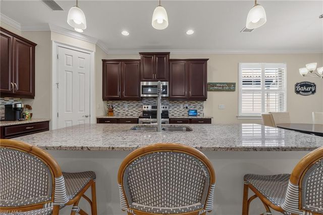 16423 Barclay CT, Naples, FL 34110
