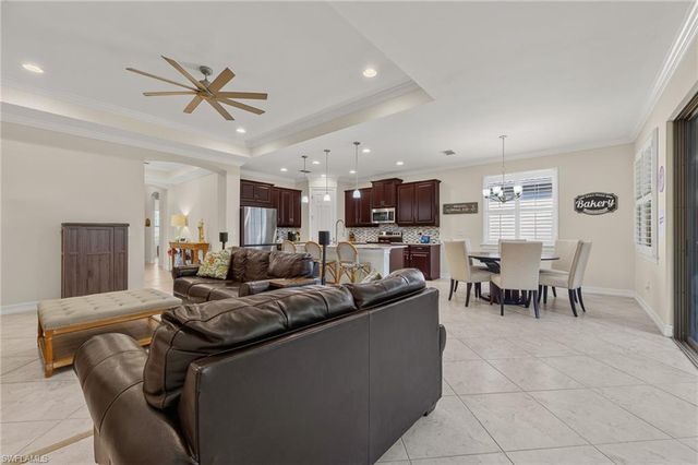 16423 Barclay CT, Naples, FL 34110