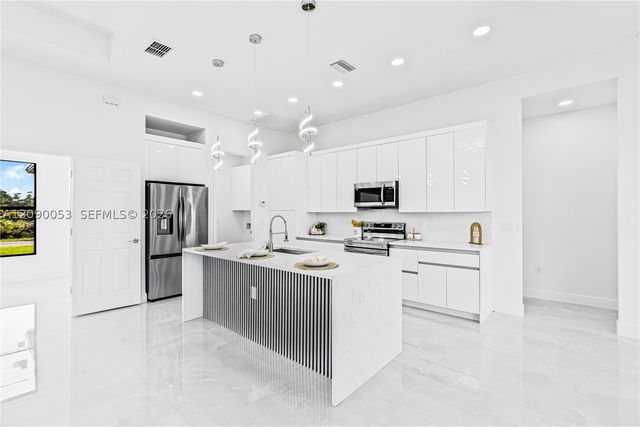 376 S Cratsley Ave, Lehigh Acres, FL 33974