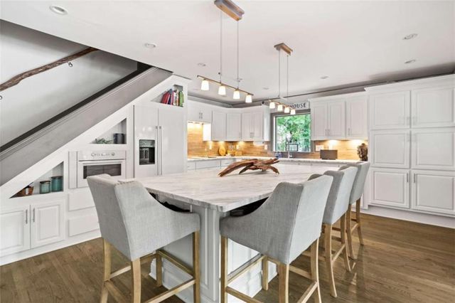 6680 Woodlake Drive, Flowery Branch, GA 30542