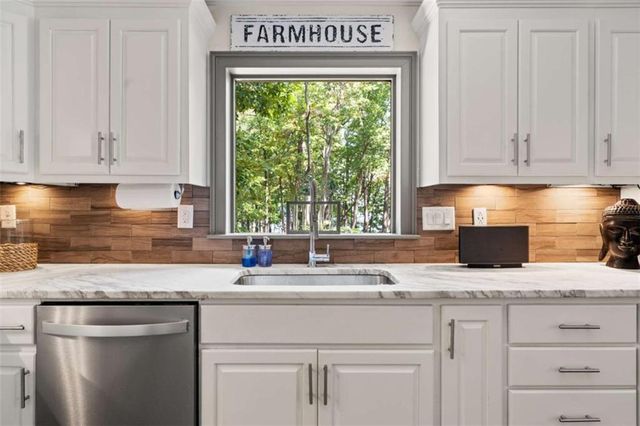 6680 Woodlake Drive, Flowery Branch, GA 30542