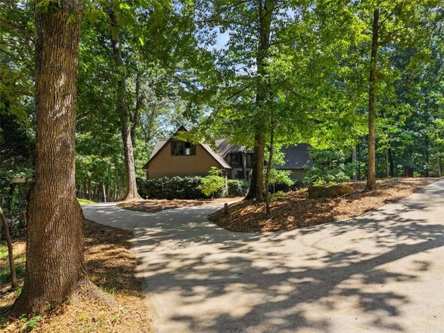 6680 Woodlake Drive, Flowery Branch, GA 30542