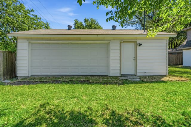 1813 Glengarry Drive, Carrollton, TX 75006