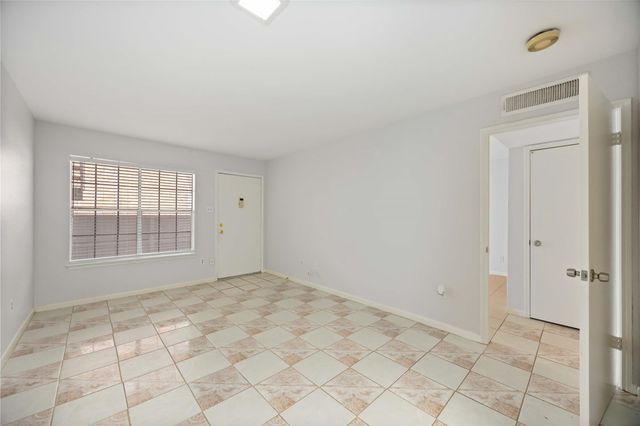 2250 Bering Drive 101, Houston, TX 77057