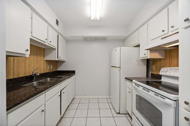 2250 Bering Drive 101, Houston, TX 77057