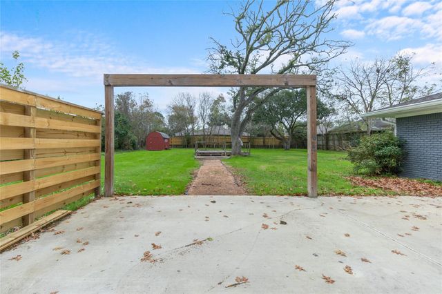 206 Texas Avenue, League City, TX 77573