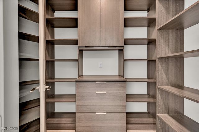 68 Grey Feather Drive, Las Vegas, NV 89135