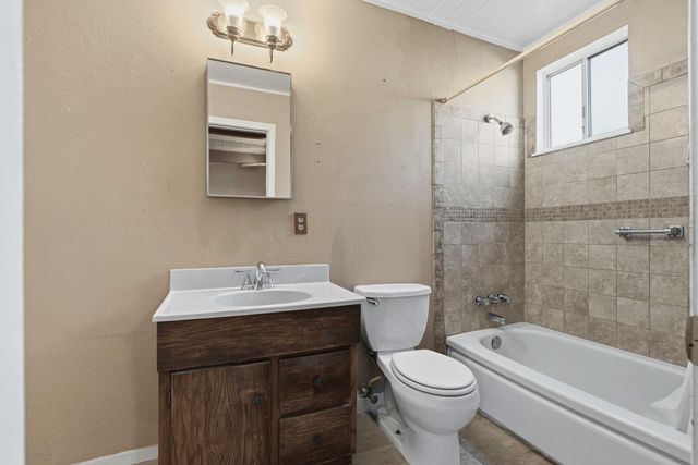 1960 La Jolla Dr, Stockton, CA 95204