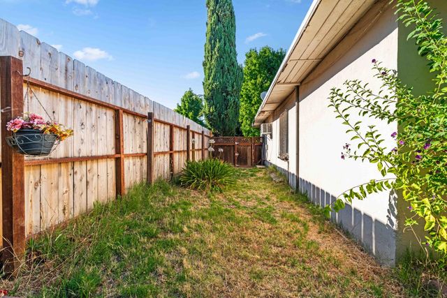 1960 La Jolla Dr, Stockton, CA 95204