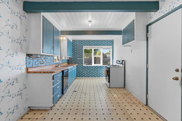 1960 La Jolla Dr, Stockton, CA 95204