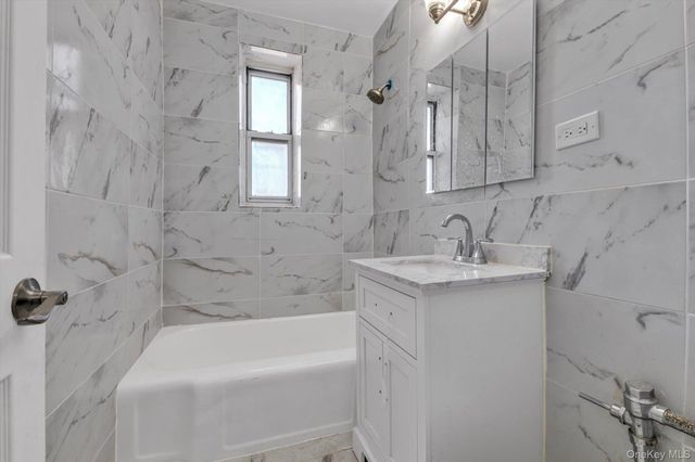 67-12 Yellowstone Boulevard E5, Forest Hills, NY 11375