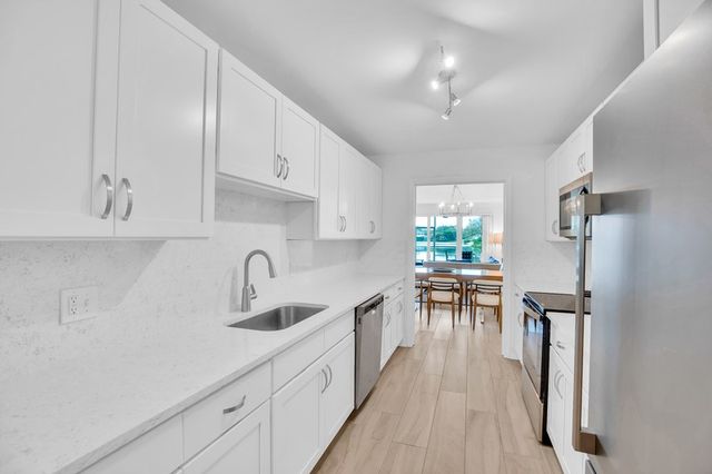 100 Sable Oak Lane 102, Vero Beach, FL 32963