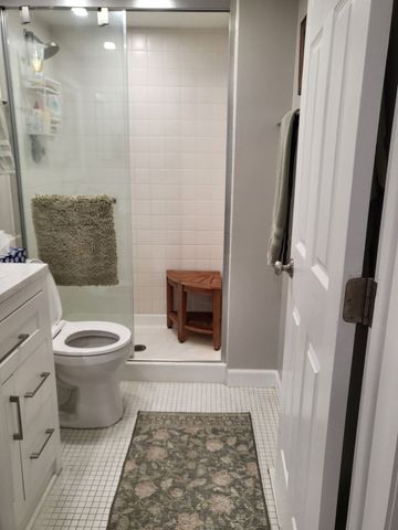 1709 Northfield Square B, Northfield, IL 60093